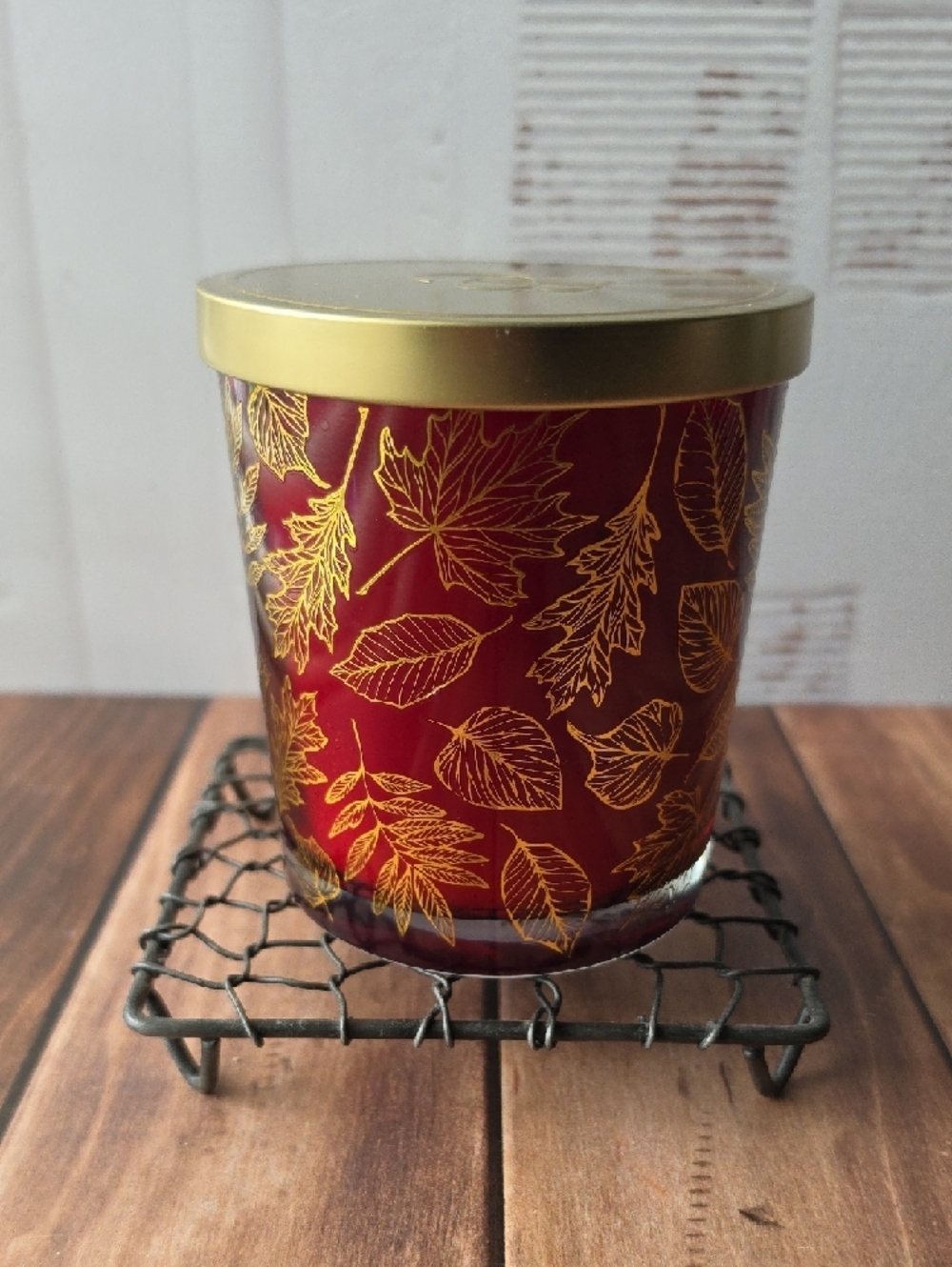 Bellevue Heirloom Apple Grove Candle - Red & Gold - Picture 2 of 5